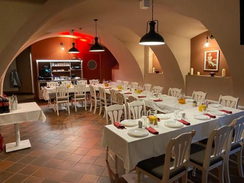 Un restaurante u otro lugar para comer en ZEPPELIN APARTMENTS Simple Acomodation
