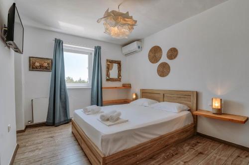 Postel nebo postele na pokoji v ubytování Stunning View - Agapi's Houses