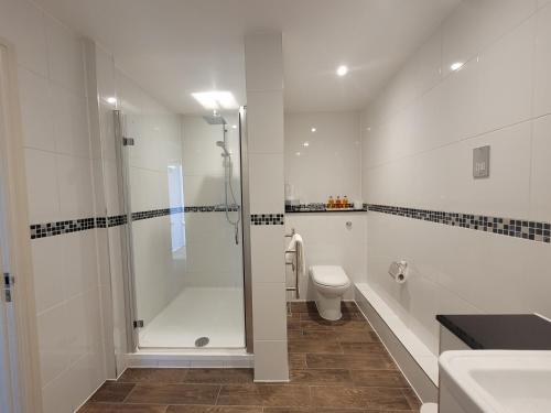 uma casa de banho com um chuveiro e um WC. em Stone House Hotel ‘A Bespoke Hotel’ em Stone