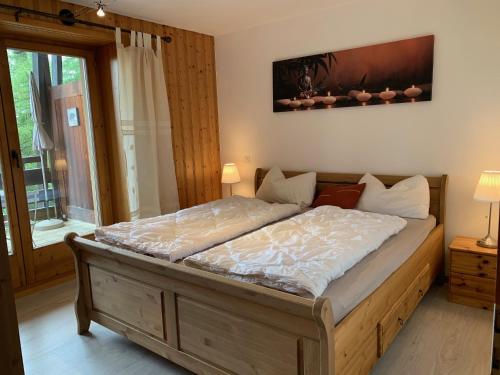 een slaapkamer met een groot bed in een kamer bij Les Frênes in Leysin
