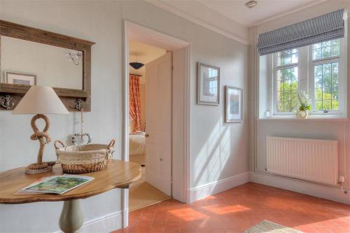 - un salon avec une table et une fenêtre dans l'établissement 2 Old Home Farm, à Lyme Regis