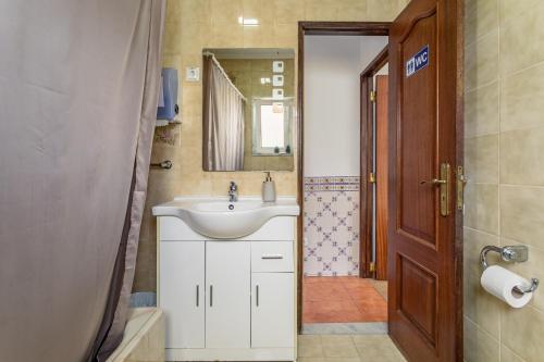 uma casa de banho com um lavatório e um espelho em Encarnação Home em Lisboa