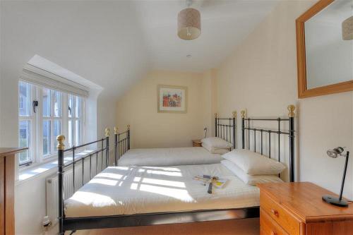מיטה או מיטות בחדר ב-Springhill Cottage