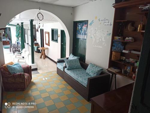 een woonkamer met een bank en een stoel bij Hostal Donde Jose in Guadalupe