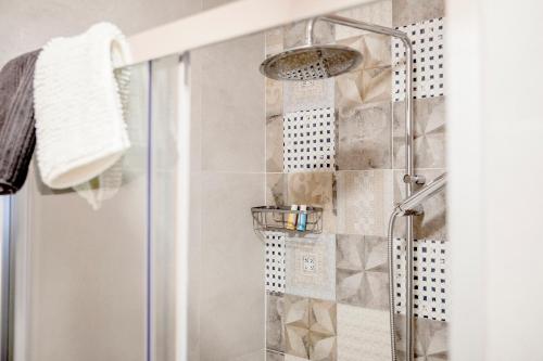 een badkamer met een douche en een glazen deur bij Masseria Piana Cimino in Pietra Montecorvino