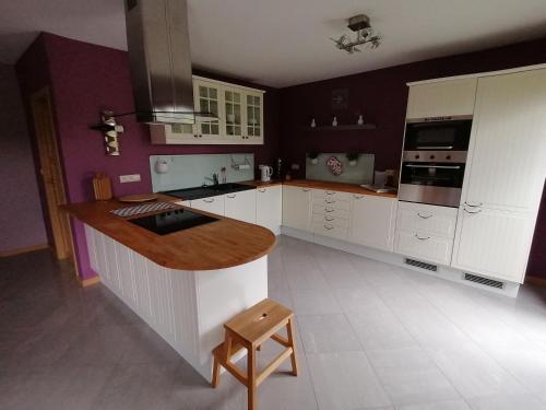 Kuchyň nebo kuchyňský kout v ubytování L'Atelier d'Arthur - Gîte chaleureux avec jacuzzi.