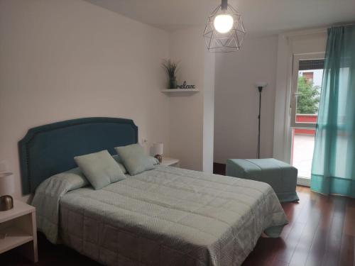 ein Schlafzimmer mit einem großen Bett und einem Fenster in der Unterkunft El Mirador de Nabain 2 in Boltaña