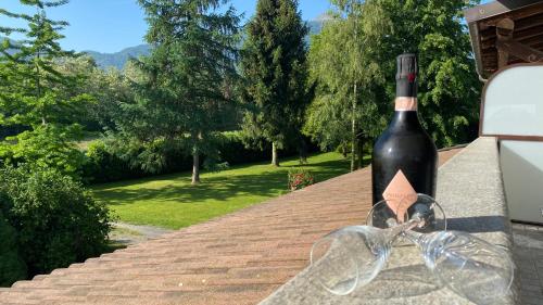 una botella de vino sentada en la azotea en Villa Giulia - Marguareis, en Peveragno