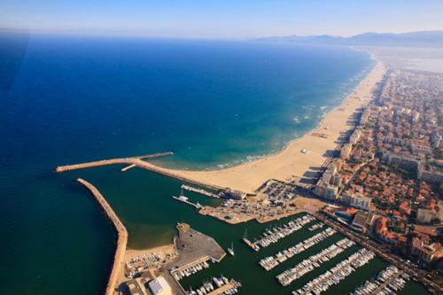 Zdjęcie z galerii obiektu Mobilhome tout confort en camping 4* à 40m de la plage w mieście Canet-en-Roussillon