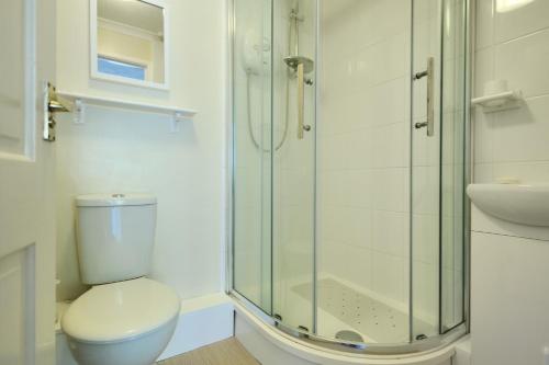 チャーマスにある36 Fernhill Heightsのシャワー、トイレ、洗面台を備えたバスルーム