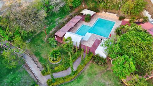 uma vista superior de uma casa com piscina em Casa Santa Teresita - Cabaña familiar tipo glamping em Sanarate