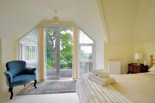 - une chambre avec un lit, une chaise et une fenêtre dans l'établissement Oak Tree, à Lyme Regis