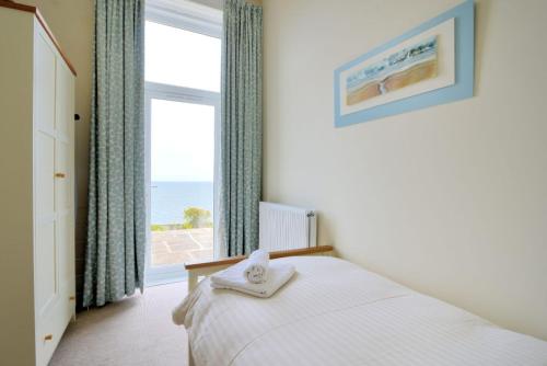 A bed or beds in a room at Ocean View