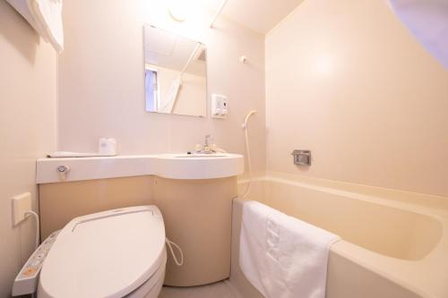 een badkamer met een toilet, een wastafel en een bad bij Main Hotel - Vacation STAY 60535v in Miyakonojo