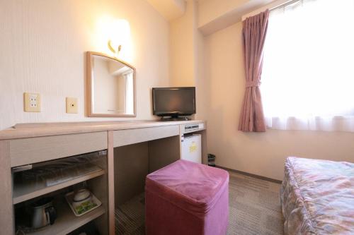 een kamer met een wastafel met een spiegel en een bed bij Main Hotel - Vacation STAY 60535v in Miyakonojo