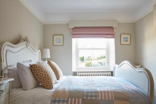 une chambre avec un lit et une fenêtre dans l'établissement Lavender Cottage, à Beer