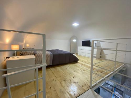 um quarto com uma cama e uma escada em Pompei Civico 84 em Scafati