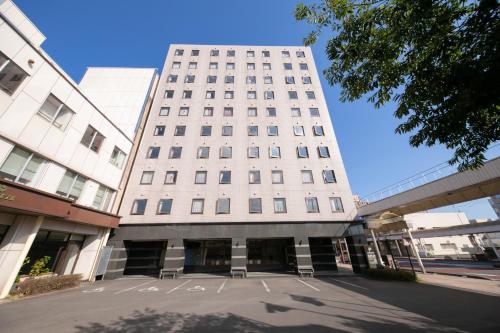 een groot wit gebouw met veel ramen bij Main Hotel - Vacation STAY 60460v in Miyakonojo