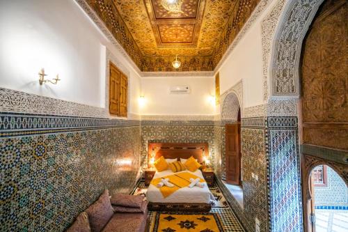 Una cama o camas en una habitación de Riad Fes Iline