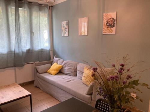 - un salon avec un canapé et une table dans l'établissement Appartement calme et ensoleillé Montpellier, à Montpellier