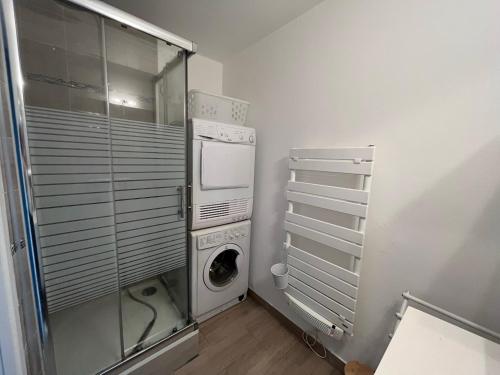 une buanderie avec un lave-linge et un lave-linge dans l'établissement Logement cosy avec terrasse privée hypercentre, à La Rochelle