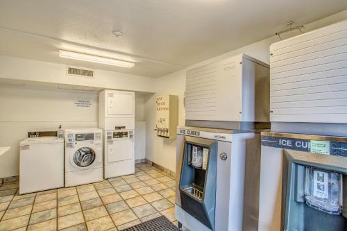 Η κουζίνα ή μικρή κουζίνα στο Motel 6-Goodlettsville, TN - Nashville