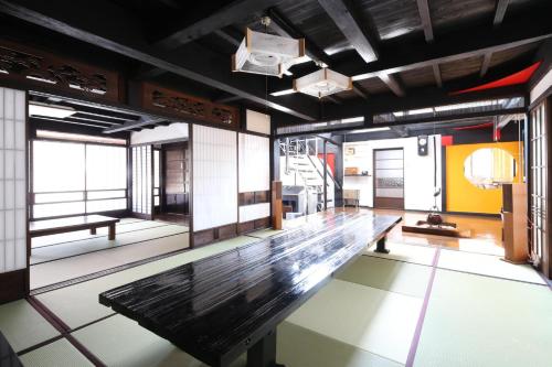 una gran mesa de madera en una habitación con ventanas en Chichibu-gun - House - Vacation STAY 57579v, en Nakai