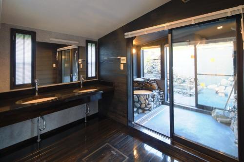 baño con 2 lavabos y ventana grande en Nagatoro fireplace - Vacation STAY 59551v, en Minano