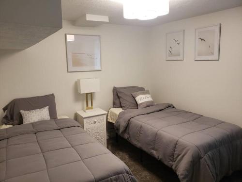 una camera con due letti e una lampada di Cute Cottage-2 min from downtown Lincoln a Lincoln