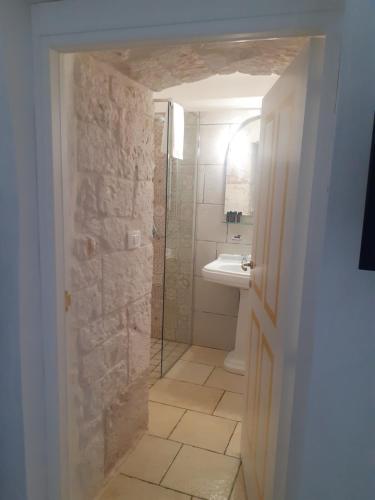 A bathroom at Trulli nonna Grazia-Aurora
