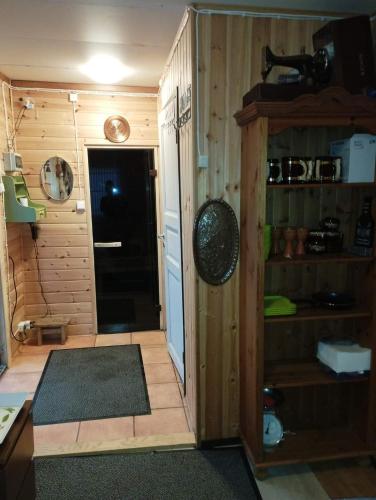 una camera con cucina e pareti in legno di Garden Guest House Room with Terrace a Stavanger