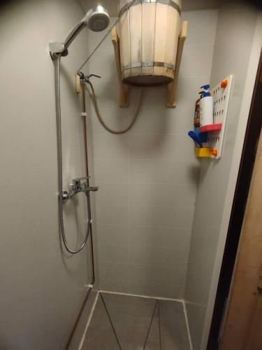 łazienka z prysznicem i lampką na ścianie w obiekcie Garden Guest House Room with Terrace w Stavangerze