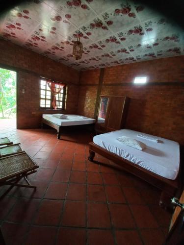 Un pat sau paturi într-o cameră la Ngoc Phuong Homestay