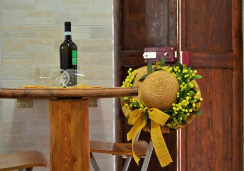 una botella de vino y un sombrero en una mesa en La Torre, en Norma