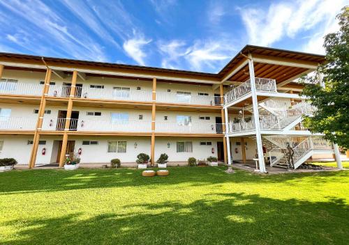 an exterior view of a large building with a yard at Hotel El Almendro in Paine