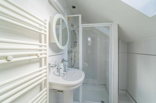A bathroom at Sea La Vie