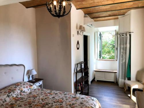 sypialnia z łóżkiem i oknem w obiekcie Casa Rosy nel centro del borgo di Patrignone w mieście Patrignone