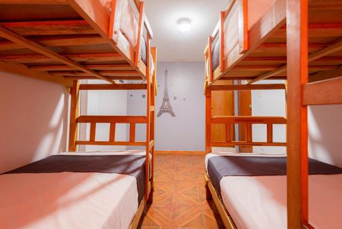 a room with two bunk beds in a room at Hostal Las Fresas Lima Airport in Lima