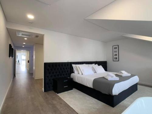 布拉加的住宿－PALHOTAS GUEST HOUSE - Suite Premium Bom Jesus，一间卧室,卧室内配有一张大床