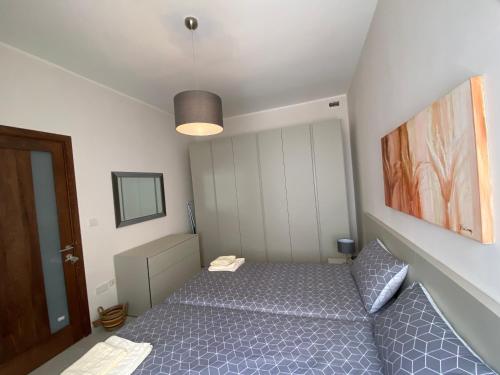 a small bedroom with a bed and a ceiling at Maltese Garden Villa in Mosta