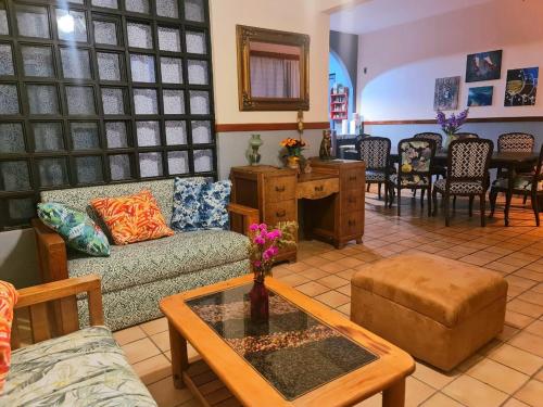 a living room with a couch and a table at casita de lola in Ciudad Valles