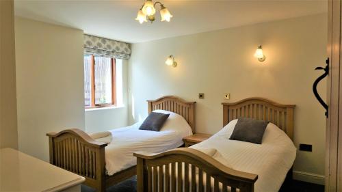 صورة لـ Sheep Dip Cottage - 5* Cyfie Farm, with log burner and private hot tub في Llanfyllin