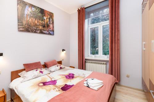 1 dormitorio con cama y ventana en Next to the Wisła river en Cracovia