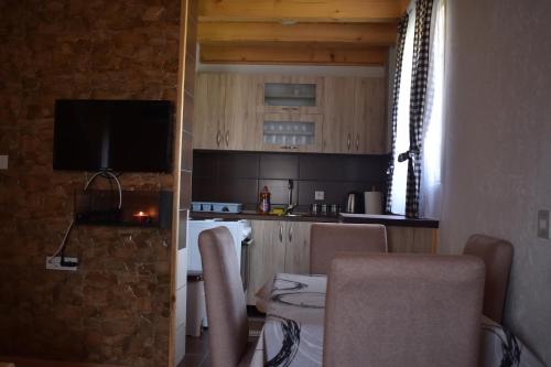 TV a/nebo společenská místnost v ubytování Apartments Avramovic - Bungalow