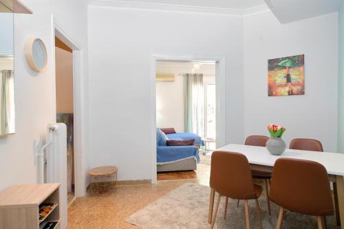 salon ze stołem i krzesłami w obiekcie Venias Two-Bedroom apartment Kallimarmaro and Zappeio area w Atenach