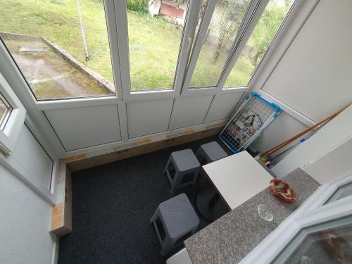 an overhead view of a office with a desk and a laptop at Stan u centru Prnjavor in Prnjavor