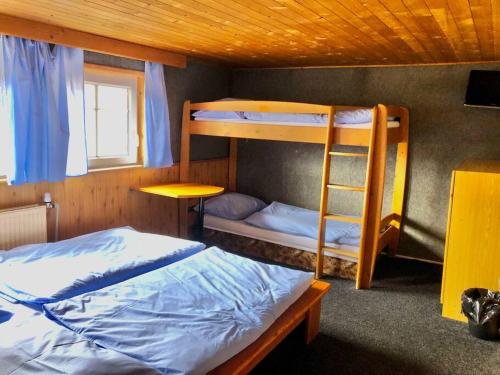 Postel nebo postele na pokoji v ubytování Kořenov 10 chalupa na horách