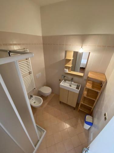 uma pequena casa de banho com lavatório e WC em Sogni e Colori em Villanova dʼAlbenga