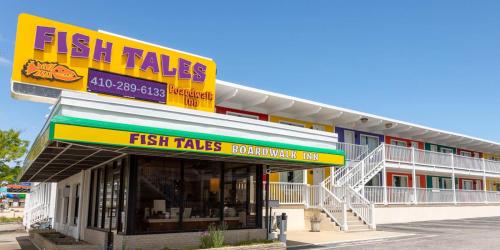 un negozio di racconti di pesce con un cartello davanti di Fish Tales Boardwalk Inn & Ocean Mecca Motel a Ocean City