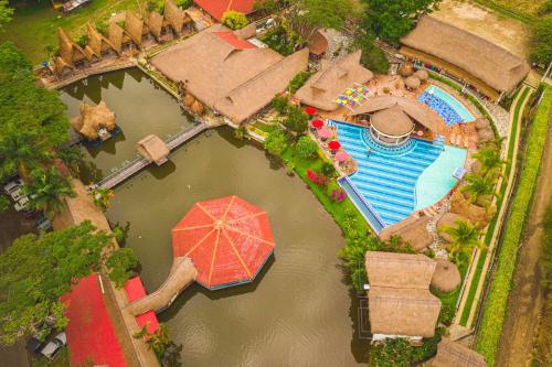 an overhead view of a resort with a swimming pool at Hotel Campestre San Joaquin in Garzón